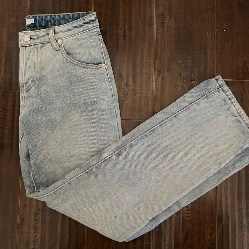 Adika bleach washed jeans
❤️ straight leg
❤️ lifts the bootie
❤️ medium waisted